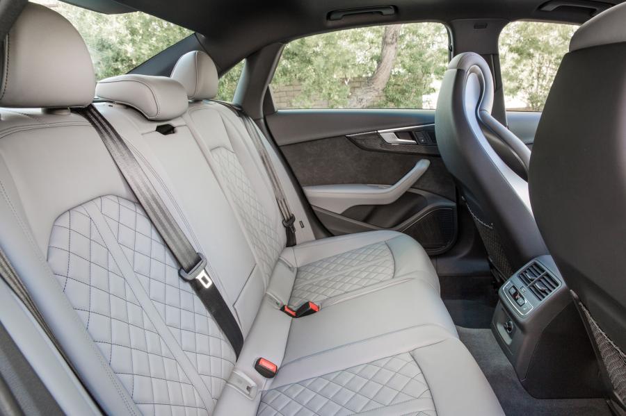 Интерьер Audi S4 Sedan (B9) 2017 года  (NA) (фото 11 из 17)